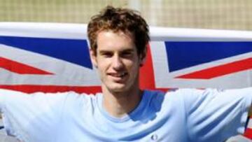 <b>ORGULLO BRITÁNICO. </b>El escocés Andy Murray posa con la 'Union Jack' después de entrenarse ayer. Inglaterra vibra con su actuación.