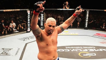 Mark Hunt fuera del UFC Sydney, carga contra la compa&ntilde;&iacute;a.