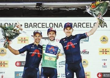 No coparon el podio en ninguna etapa, pero Adam Yates, Richie Porte y Geraint Thomas sacaron músculo representando al Ineos en la Volta a Catalunya 2021. El conjunto británico mostró una superioridad aplastante en la ronda catalana, con sus tres líderes subiendo al cajón final gracias a su poderío en las jornadas de montaña. Valverde intentó ‘colarse’ el último día, pero el control llevado a cabo por el Ineos frustró sus planes. 