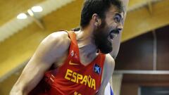 El p&iacute;vot de la seleccion espa&ntilde;ola Pierre Oriola entra a canasta ante la defensa de un jugador de Israel.