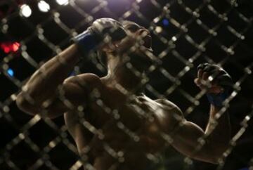Aljamain Sterling celebra derrotar Takeya Mizugaki de Japón en su pelea de peso gallo durante el evento de UFC Fight Night en el Prudential Center