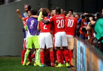 Los jugadores de Suiza celebran el gol marcado por su compañero, Admir Mehmedi ante Ecuador.