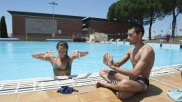 MOMENTO ZEN. Pau Ribas y Gemma Mengual, ayer en la piscina exterior del CAR de Sant Cugat, en un momento de concentración durante el entrenamiento.