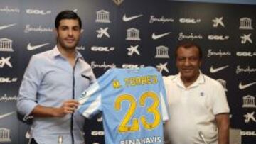 PRESENTACION MIGUEL TORRES COMO NUEVO JUGADOR DEL MALAGA , EN LA FOTO CON BEN BAREK.