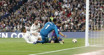 Gol 0-2 ¡¡VARANE MARCA EN PROPIA PUERTA!! ¡Buen balón de Semedo a la espalda de la defensa para Dembélé, se interna en el área y el central, en el segundo palo, se acaba metiendo el balón en su meta en su intento de despeje ante Suárez!