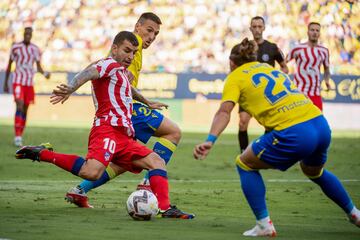 Angel Correa con el balón. 