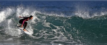 La surfista Letic Canales entrena en la playa vizcaina de Sopelana. 