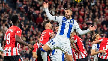BILBAO, 26/01/2025.-El delantero del Athletic Club Iñaki Williams (i), y el defensa serbio del Leganés Matija Nastasic, durante el partido de la jornada 21 de LaLiga entre el Athletic Club y el Leganés, este domingo en el estadio de San Mamés en Bilbao.-EFE/ Miguel Toña