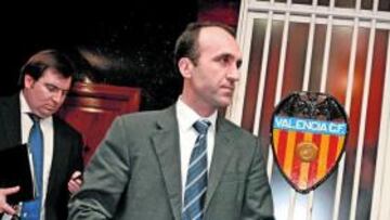 <b>OPERACIÓN COMPLICADA. </b>Javier Gómez no sabe si Bancaja accederá finalmente a la operación.