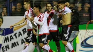 Driussi celebra con sus compa&ntilde;eros el gol ante Gimnasia.