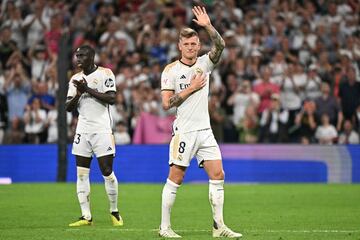 El homenaje en el minuto 86. Ancelotti retira a Toni Kroos del campo y el Bernab¨¦u, en pie, rinde honores al jugador alem¨¢n.