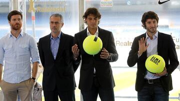Rafael Nadal, junto a José Mourinho, Xabi Alonso y Esteban Granero, durante la presentación oficial del evento ALMA NADAL.
