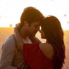 Diego Boneta y Renata Notni presumen su amor entre globos aerostáticos