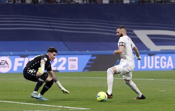 5-0. Vinicius marca el quinto gol tras una asistencia de Karim Benzema. En la imagen, el delantero francés con Daniel Cárdenas.