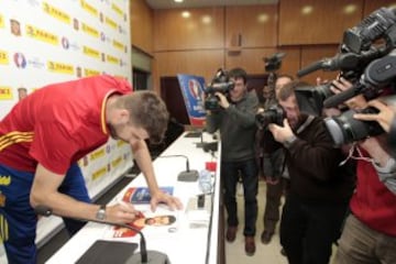 Piqué firmando su cromo de Panini de esta Eurocopa 2016.