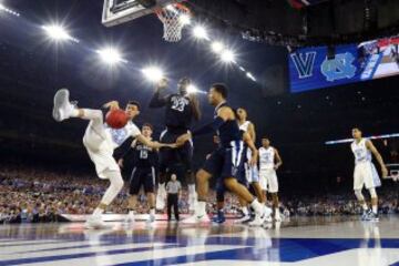 Justin Jackson de Carolina del Norte recoge el rebote. 