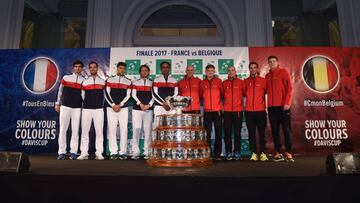 Los equipos de Francia y Bélgica posan durante el sorteo de la final de la Copa Davis.