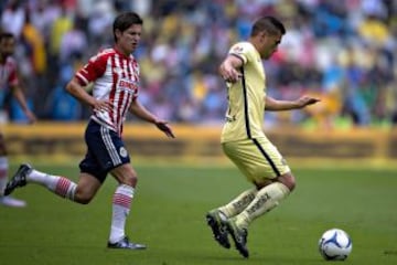 Carlos Fierro marcando a Miguel Samudio.