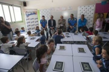 Los jugadores y Txus Vidorreta, a punto de escuchar las preguntas de los niños.