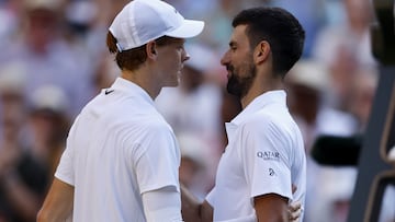 Jannik Sinner y Novak Djokovic hablan tras su partido en Wimbledon.