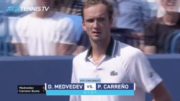 Medvedev consuma su venganza y apaliza a Carre?o