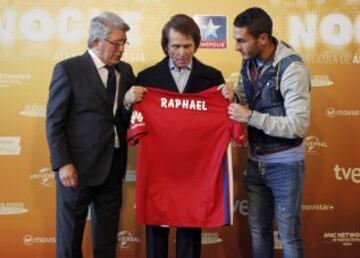 Raphael recibe la camiseta del Atlético de Madrid de manos de Cerezo y Koke.