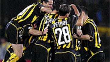 <b>METIERON CINCO AL MADRID</B>. El AEK empató en Grecia (3-3) y en el Bernabéu (2-2) en la Champions.