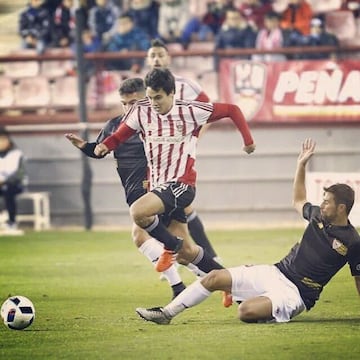 Reguilón in action with Logroñes