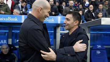 Asier Garitano saluda a Zidane antes del partido.