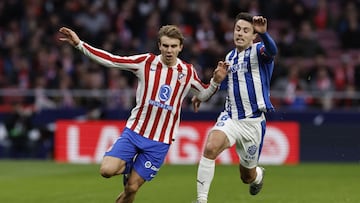 Atletico Madrid's Spanish midfielder #08 Pablo Barrios fights for the ball with Alaves' Spanish midfielder #06 Ander Guevara during the Spanish league football match between Club Atletico de Madrid and Deportivo Alaves at Metropolitano Stadium in Madrid on January 18, 2026. (Photo by Oscar DEL POZO / AFP)