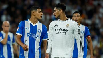 MADRID, 24/09/2024.- El centrocampista inglés del Real Madrid, Jude Bellingham (d) y el defensa uruguayo del Alavés, Santiago Mouriño, durante el encuentro correspondiente a la séptima jornada de Laliga EA Sports que Real Madrid y Alavés disputan hoy martes en el estadio Santiago Bernabéu, en Madrid. EFE / Juanjo Martín.