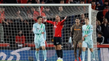 PALMA, 15/02/2026.- El delantero del Mallorca Vedat Muriqi (2i) se queja durante el partido de la jornada 24 de LaLiga que RCD Mallorca y Real Betis disputan hoy domingo en el estadio de Son Moix. EFE/CATI CLADERA