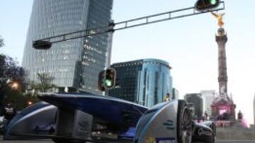 MEX01. CIUDAD DE MÉXICO (MÉXICO),06/03/2016.-El piloto mexicano Salvador Durán de la escudería española de Fórmula E Amlin Aguri, prueba su auto hoy, domingo 6 de marzo de 2016, sobre la Avenida del Paseo de la Reforma en el marco promocional de la próxima carrera del 12 de marzo en el Autódromo Hermanos Rodríguez de la Ciudad de Mèxico (México). EFE/Mario Guzmàn