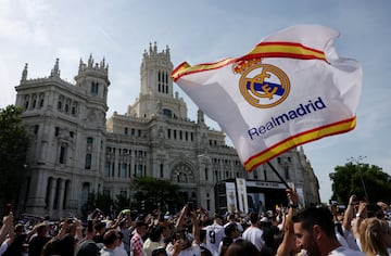 Una bandera del Real Madrid ondea en el Ayuntamiento de Madrid.