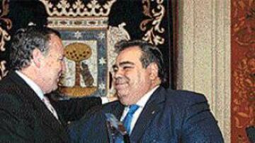 <b>DESPEDIDA.</B> Mapoma agasajó a Álvarez del Manzano por su ayuda.