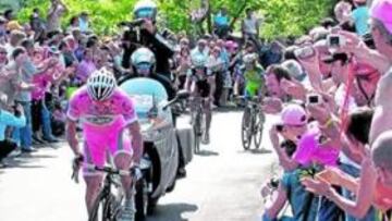 <b>EL MOMENTO. </b>Danilo di Luca, con la maglia rosa, lanza un ataque definitivo en un repecho a 3 km de meta. Detrás, Sastre y Pellizotti.