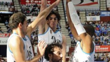 David Doblas no jugó su mejor partido. En esta acción, Mirotic, Suárez y Slaughter le acorralan debajo de la canasta.