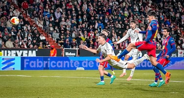 1-2. Lanzamiento de una falta lateral que remata con la cabeza Javi Moreno, completamente solo,  para batir a Joan García.