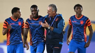 Ecuador's coach Gustavo Alfaro (2R) talks with Ecuador's midfielder Moises Caicedo during a training session at Essaimer SC in Doha on November 19, 2022 on the eve of the Qatar 2022 World Cup football match between Qatar and Ecuador. (Photo by Raul ARBOLEDA / AFP) (Photo by RAUL ARBOLEDA/AFP via Getty Images)