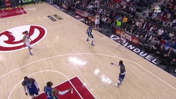 Howard y Schroder discuten y dejan solo a Curry... ¡En el triple!