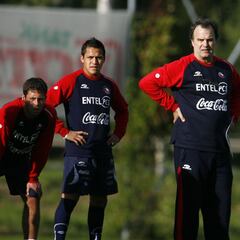Regalones, indisciplinas y pechazos: los secretos de la era Bielsa en la Roja