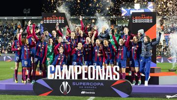 Las jugadoras del FC Barcelona celebran el título de campeonas de la Supercopa de España en el estadio de Butarque de Leganés, Madrid.