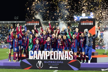 Las jugadoras del FC Barcelona celebran el título de campeonas de la Supercopa de España en el estadio de Butarque de Leganés, Madrid.