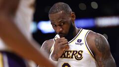 Abucheos para LeBron en un partido, otro m&aacute;s, horrible para los Lakers, que pierden de 28 puntos ante los Pelicans y renuncian a una temporada catastr&oacute;fica.