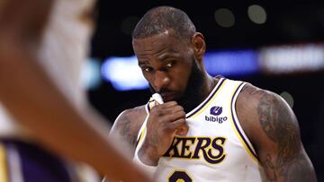 Abucheos para LeBron en un partido, otro m&aacute;s, horrible para los Lakers, que pierden de 28 puntos ante los Pelicans y renuncian a una temporada catastr&oacute;fica.