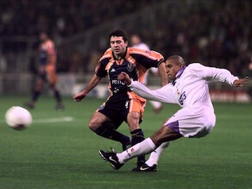 Madrid y Rosenborg se jugaban el primer puesto del Grupo D en la última jornada. Los blancos recibían al Oporto, mientras que los noruegos viajaban a Atenas. Los madridistas fulminaron a los portistas, que llegaban con hasta seis bajas. Los goles de Hierro, Suker (dos, uno de ellos de penalti) y Roberto Carlos sentenciaban un duelo bastante desigual, así que los focos se tornaron hacia la capital griega, donde los noruegos iban venciendo por 1-2, con tantos de Rushfeldt, que luego jugaría en el Racing de Santander. Sin embargo, un gol en el último instante del yugoslavo Djordjevic facilitó el primer puesto de los blancos…