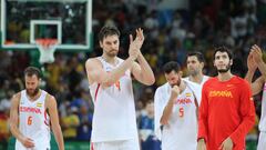 Basketball - Olympics: Day 14  Pau Gasol #4 of Spain and the Spanish team salute the crowd after their loss during the United States Vs Spain Men&#039;s Basketball Semifinal during the Men&#039;s Basketball Tournament at Carioca Arena1on August 19, 2016 in Rio de Janeiro, Brazil. (Photo by Tim Clayton/Corbis via Getty Images)