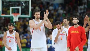 Basketball - Olympics: Day 14 Pau Gasol #4 of Spain and the Spanish team salute the crowd after their loss during the United States Vs Spain Men's Basketball Semifinal during the Men's Basketball Tournament at Carioca Arena1on August 19, 2016 in Rio de Janeiro, Brazil. (Photo by Tim Clayton/Corbis via Getty Images)