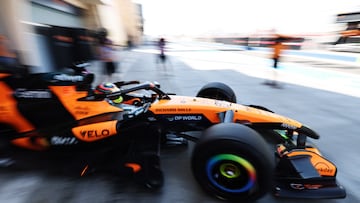 Oscar Piastri sale del box de McLaren en los test de F1.