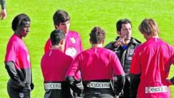 <b>MEJORÍA. </b>Quique, aleccionando a sus hombres en la última sesión.